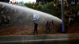 Полиция применила водометы против протестующих в Тель-Авиве