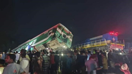 Пассажирский поезд протаранил грузовой состав в Бангладеш
