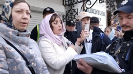 Защитников запечатанных в Лавре людей задержали за "хулиганство"