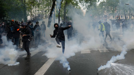 Первомайская демонстрация в Париже началась с беспорядков