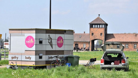 Музей Освенцима осудил торговлю вафлями недалеко от главных ворот
