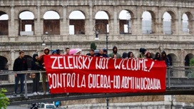 В Риме Зеленского встретили акцией протеста