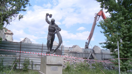 Волгоградцы переживают за судьбу скульптуры Евгения Вучетича на территории ликвидируемого завода