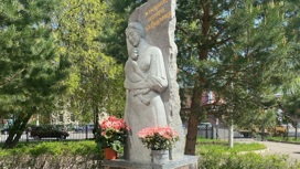 Скульптуру матери установили рядом с Глазовской межрайонной больницей