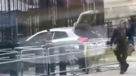 Очевидцы сняли автомобиль, врезавшийся в ворота резиденции Риши Сунака