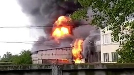Огонь охватил склад с пряжей в Ростове-на-Дону