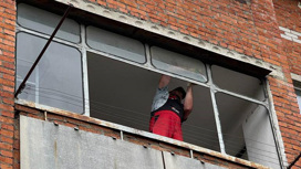 В многоквартирном доме по улице Гаражной в Краснодаре устанавливают новые окна