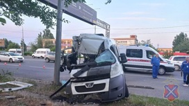Микроавтобус влетел в столб в Волгограде, один человек погиб