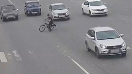 Видео: в Волгограде несовершеннолетний велосипедист попал под колеса автомобиля