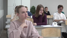 Новосибирские выпускники одними из первых приступили к написанию ЕГЭ по русскому