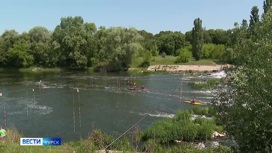 На реке Сейм прошли первые в этом году соревнования каякеров и байдарочников