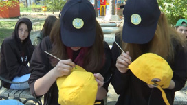 В Чите в рамках благотворительного аукциона расписали головные уборы для онкобольных детей