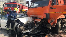 КамАЗ смял Mercedes на юго-западе Москвы, есть пострадавшие