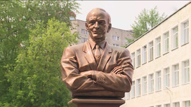 Памятник Василию Лановому открыли сегодня в Кирове
