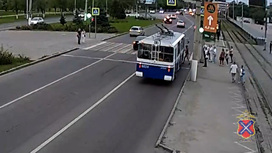В Волгограде пешехода-нарушителя зацепил троллейбус