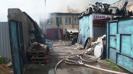 В Красноярске сгорел автосервис