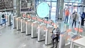 Обидчивый безбилетник разбил створку турникета в метро