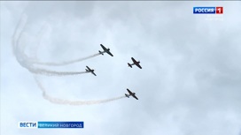 В Великом Новгороде выступили летчики пилотажной группы "Звезда"