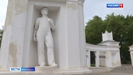 Скульптуре рабочего у парка Центральный в Костроме вернули руку с гаечным ключом