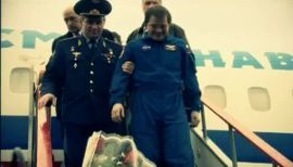 Николай Бударин помог выбраться  из аппарата своим американским коллегам