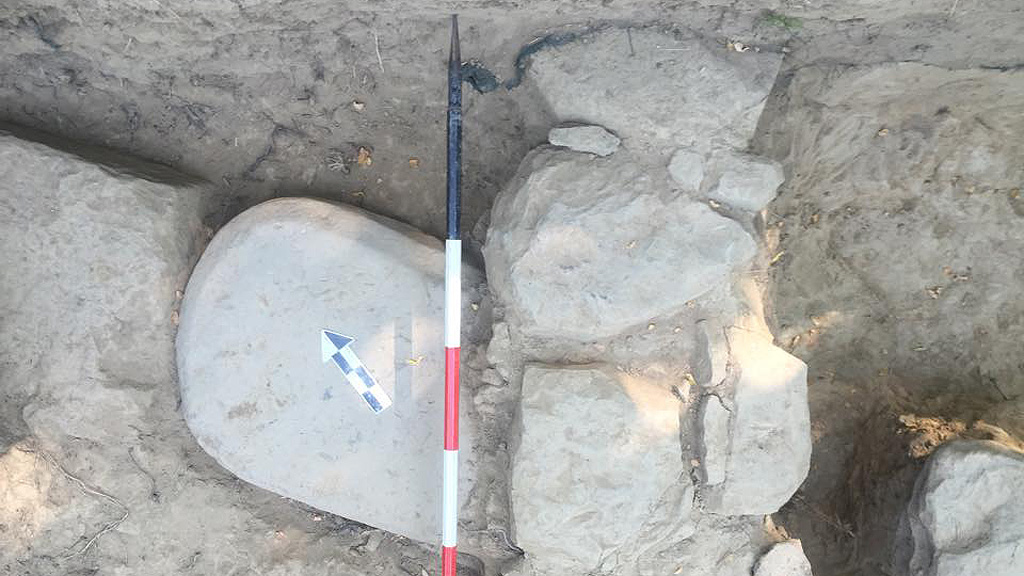 Каменная стела в основании стены храма в Поджо Колла. Фото: Mugello Valley Archaeological Project