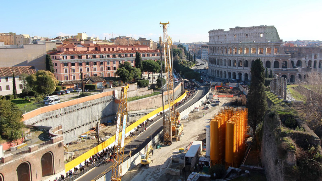 Строительство станции Fori Imperiali близ Колизея. Фото: Интерьер готовящейся к открытию станции Сан Джованни, соседней с Амба Арадам. Археологические находки включены в оформление станции. Фото: Metrocspa