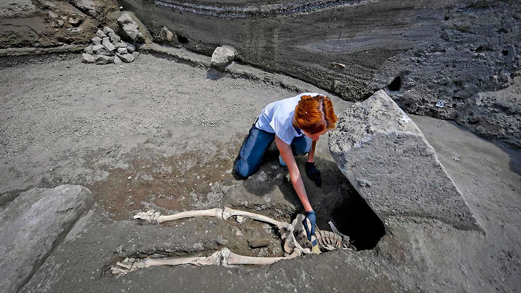 Антрополог Валерия Аморетто расчищает скелет раздавленного мужчины. Фото: Archaeological site of Pompeii
