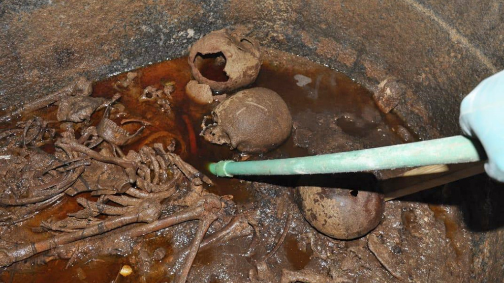 Откачка сточных вод из саркофага. Фото: Egyptian Ministry of Antiquities