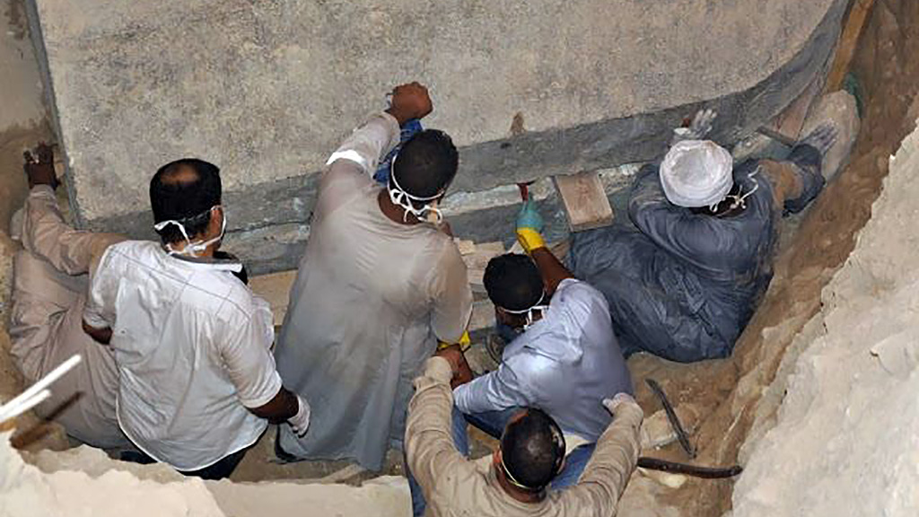 Вскрытие черного саркофага. Фото: Egypt Ministry of Antiquities