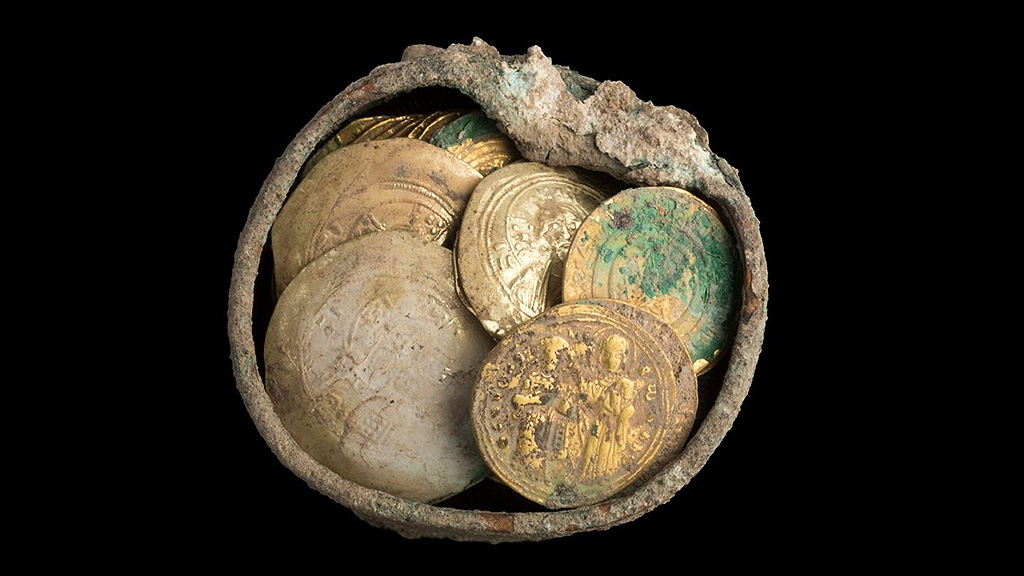 Золотые монеты в бронзовой шкатулке, найденные в Кесарии. Фото: Israel Antiquities Authority
