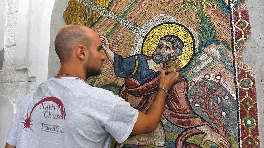 Сотрудник реставрационной мастерской Пьяченти за работой. Фото: CNS/Debbie Hill