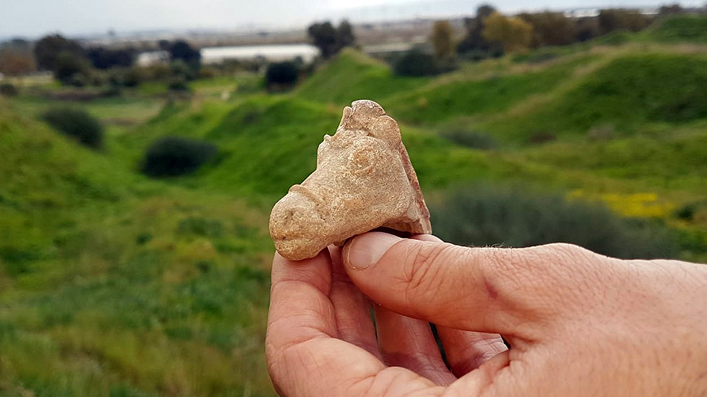 Фигурка возрастом 2300 лет, найденная в Акко. Фото: Nir Distelfeld, Israel Antiquities Authority