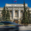 Центробанк снизил ключевую ставку: рубль ослаб, акции подросли