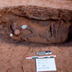 Рядом с останками людей также была обнаружена глиняная утварь.