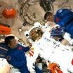 Тайконавты готовятся к выходу в открытый космос. Слева — Тан Хунбо, справа — Лю Бомин.