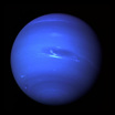 Это изображение Нептуна получено из снимков, сделанных через зеленый и оранжевый фильтры на узкоугольной камере "Вояджер-2".