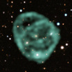 Сегодня ORC давно вышли за пределы родных галактик. Данные MeerKAT показаны зелёным цветом. Изображение наложено на оптические и ИК-данные, собранные в рамках Dark Energy Survey.