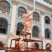 Кощунственную пародию на памятник «Родина-Мать» представили в центре Москвы в Гостином дворе рядом с Кремлем