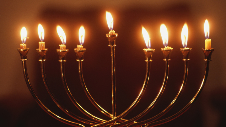 В Тель-Авиве и Иерусалиме зажгли первые ханукальные свечи