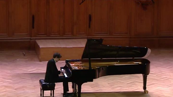 Французский пианист Люка Дебарг дал концерт в столице