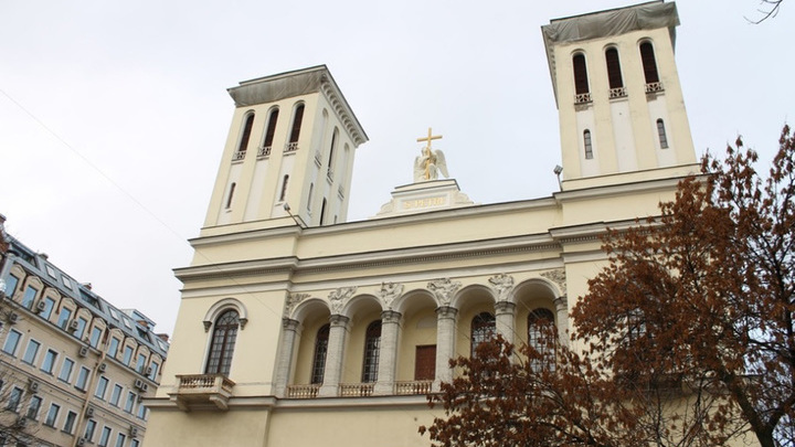 На аттик петербургской Петрикирхе вернули скульптуру ангела