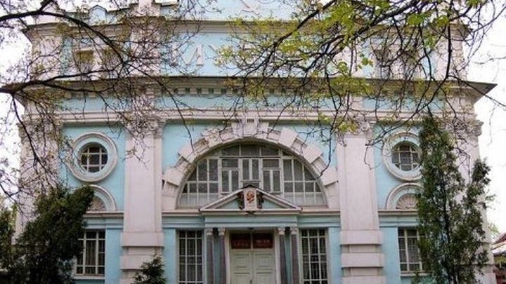 Современные и традиционные осетинские женские платья выставлены во Владикавказе