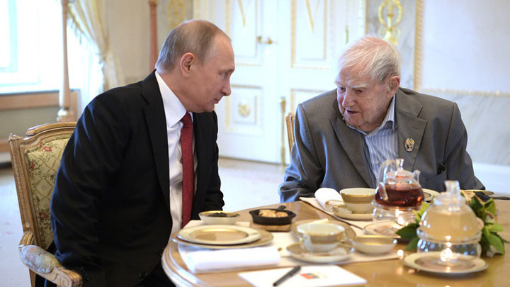 Владимир Путин наградил Даниила Гранина Государственной премией за гуманитарную деятельность
