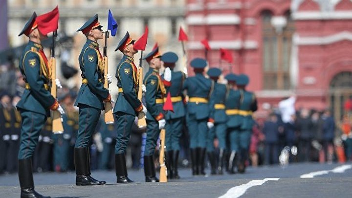 На Красной площади в Москве начался Парад Победы