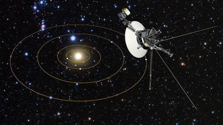 Космические аппараты "Вояджер-1" и "Вояджер-2" уже давно выполнили свои главные задания, но спустя десятилетия продолжают приносить пользу науке. 