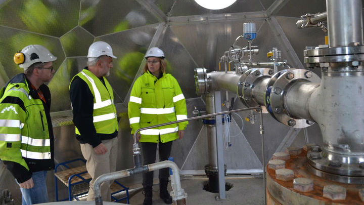 Инженеры, разработавшие систему закачивания газов под землю, где CO2 переходит в твёрдое состояние.