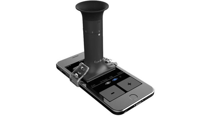 Внешний вид мини-микроскопа, закреплённого на смартфоне.
