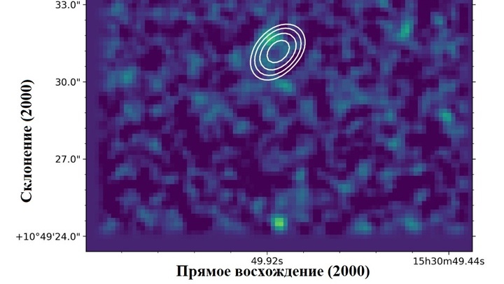 Изображение радиогалактики по оптическим данным телескопа LBT и радиоданным телескопа VLA. По осям отложены небесные координаты.