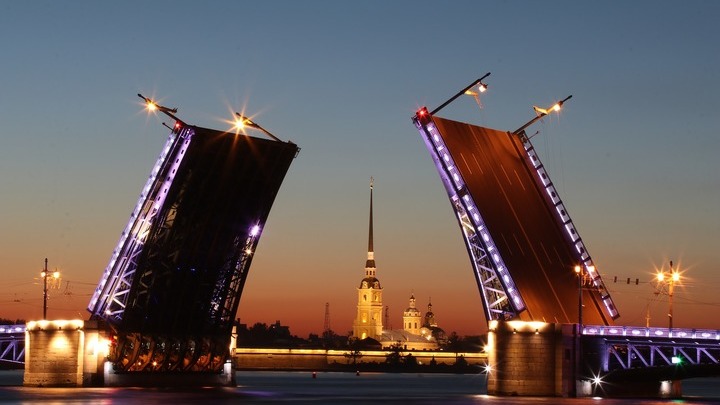 Проекции изображений Петра I и Корнея Чуковского украсят Дворцовый мост