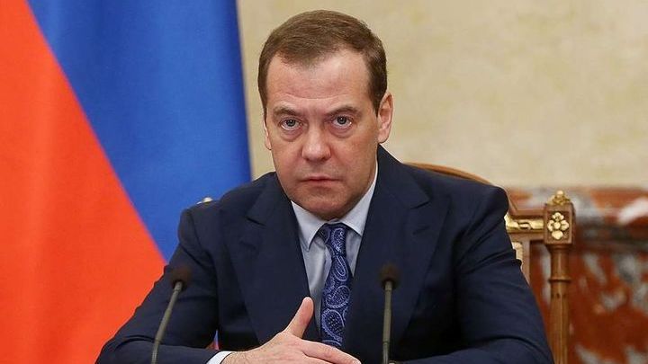 Дмитрий Медведев приостановил приказ об объединении Александринки и Театра имени Волкова